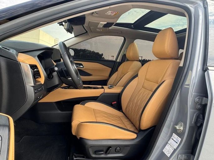 Подержанный Nissan X-Trail IV, 2.5 л, 2024 в Шардже от Noor Al Seyoh Used Cars Серый цвет. GCC | AUTO.AE