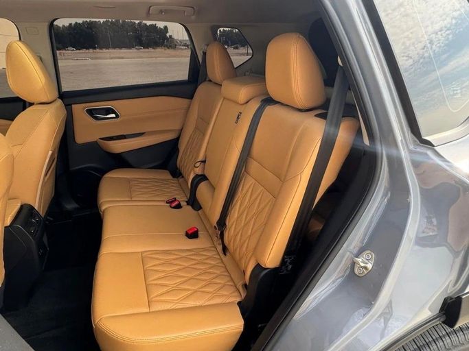 Подержанный Nissan X-Trail IV, 2.5 л, 2024 в Шардже от Noor Al Seyoh Used Cars Серый цвет. GCC | AUTO.AE