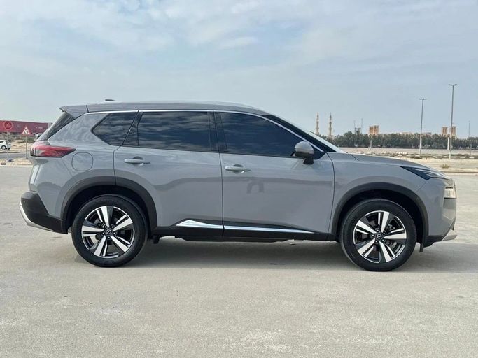 Подержанный Nissan X-Trail IV, 2.5 л, 2024 в Шардже от Noor Al Seyoh Used Cars Серый цвет. GCC | AUTO.AE