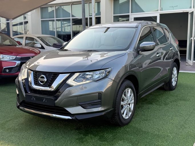 Подержанный Nissan X-Trail III, 2.5 л, 2018 в Шардже от Almasar Used Cars Серый цвет. GCC | AUTO.AE