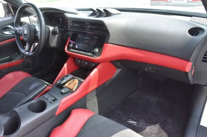 Подержанный Nissan Z, 3.0 л, 2023 в Шардже от Alfaris Used Cars Белый цвет. GCC | AUTO.AE