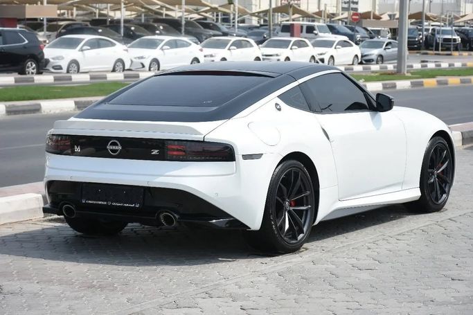 Подержанный Nissan Z, 3.0 л, 2023 в Шардже от Alfaris Used Cars Белый цвет. GCC | AUTO.AE