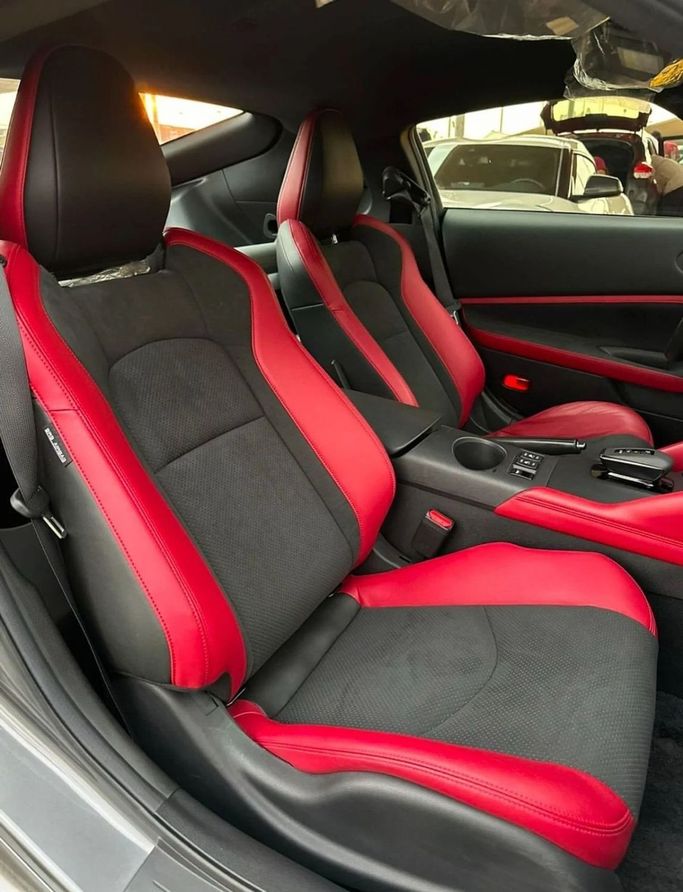 Подержанный Nissan Z Nismo, 3.0 л, 2023 в Шардже от Noor Al Seyoh Used Cars Серебристый цвет. GCC | AUTO.AE