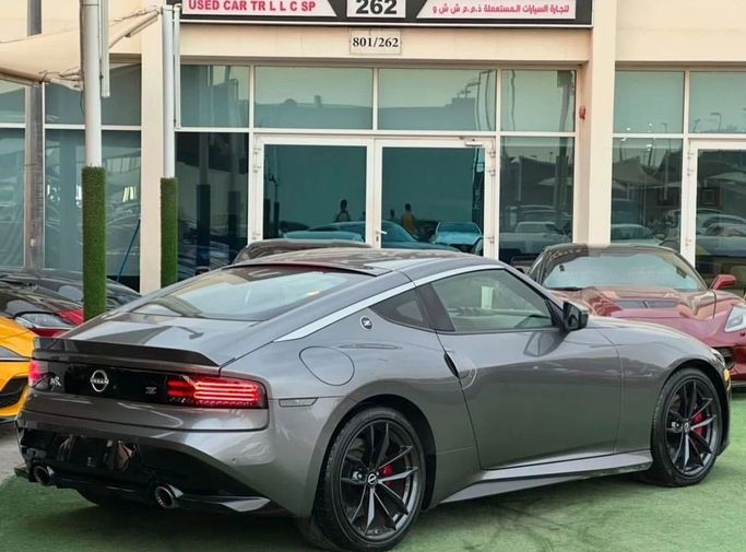 Подержанный Nissan Z Nismo, 3.0 л, 2023 в Шардже от Noor Al Seyoh Used Cars Серебристый цвет. GCC | AUTO.AE