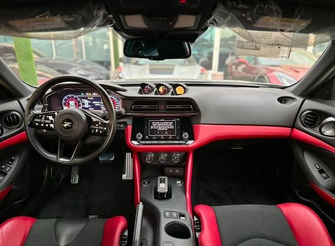 Подержанный Nissan Z Nismo, 3.0 л, 2023 в Шардже от Noor Al Seyoh Used Cars Серебристый цвет. GCC | AUTO.AE