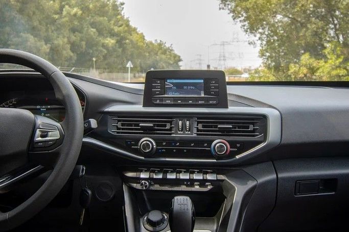 Подержанный Peugeot Landtrek, 2.4 л, 2023 в Шардже от First Choice Cars Белый цвет. GCC | AUTO.AE