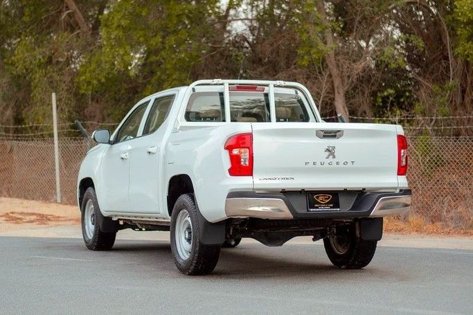 Подержанный Peugeot Landtrek, 1.9 л, 2023 в Шардже от First Choice Cars Белый цвет. GCC | AUTO.AE