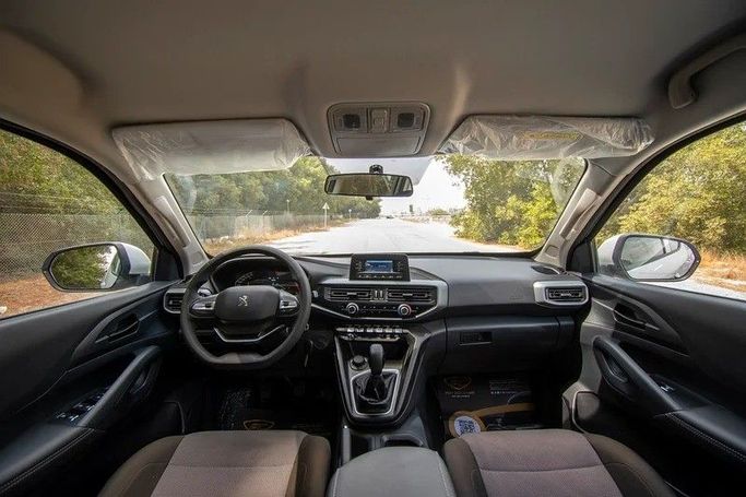 Подержанный Peugeot Landtrek, 1.9 л, 2023 в Шардже от First Choice Cars Белый цвет. GCC | AUTO.AE