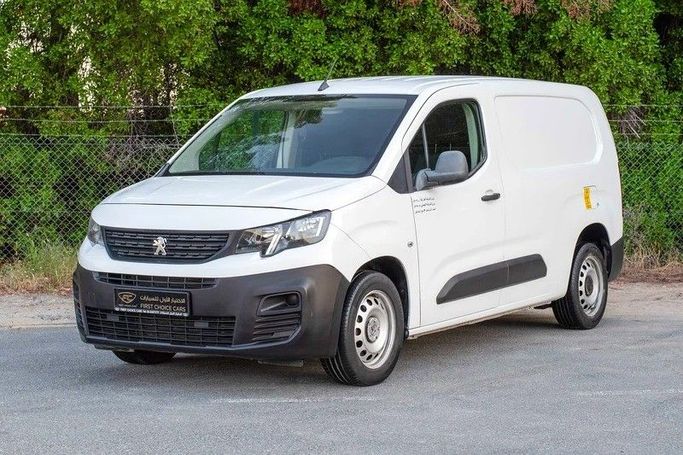 Подержанный Peugeot Partner III, 1.6 л, 2022 в Шардже от First Choice Cars Белый цвет. GCC | AUTO.AE