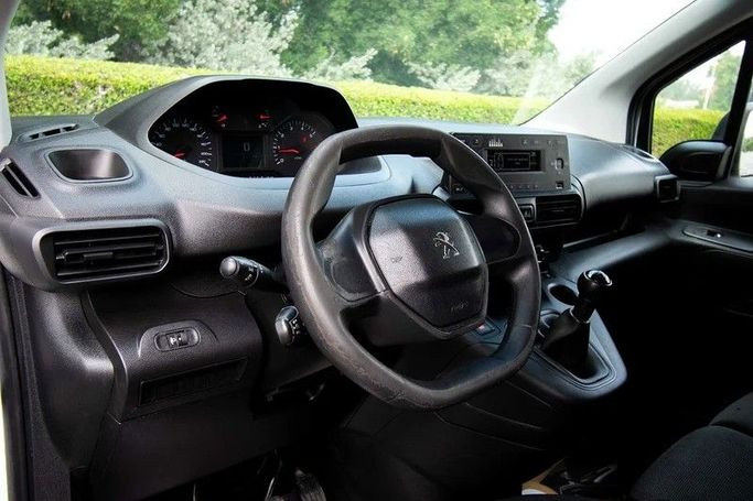 Подержанный Peugeot Partner III, 1.6 л, 2022 в Шардже от First Choice Cars Белый цвет. GCC | AUTO.AE