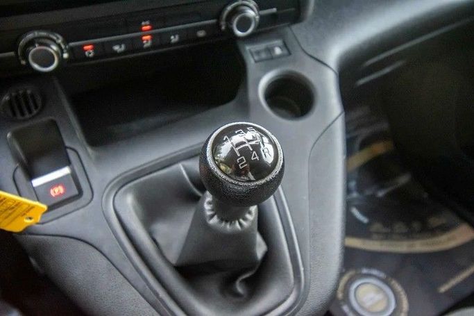 Подержанный Peugeot Partner III, 1.6 л, 2022 в Шардже от First Choice Cars Белый цвет. GCC | AUTO.AE