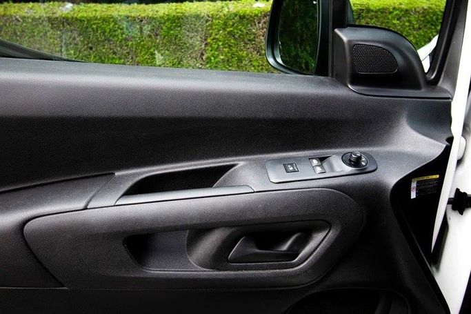 Подержанный Peugeot Partner III, 1.6 л, 2022 в Шардже от First Choice Cars Белый цвет. GCC | AUTO.AE