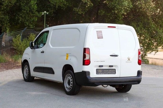 Подержанный Peugeot Partner III, 1.6 л, 2022 в Шардже от First Choice Cars Белый цвет. GCC | AUTO.AE