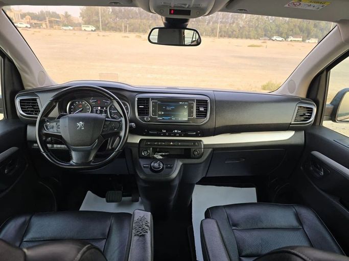 Подержанный Peugeot Traveller I, 2.0 л, 2020 в Шардже от Al Jana Used Cars Черный цвет. GCC | AUTO.AE