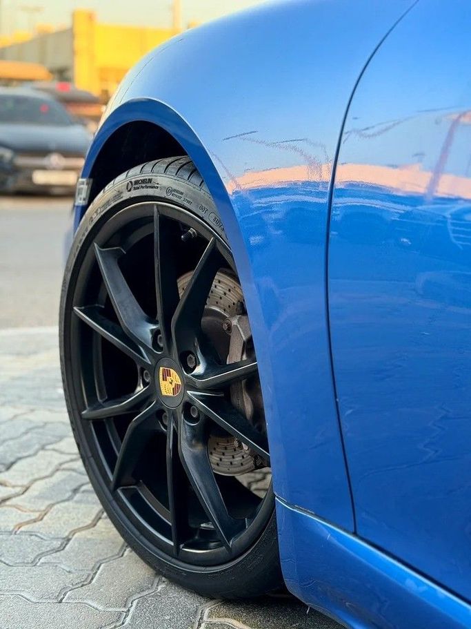 Подержанный Porsche 718 Boxster IV 718 (982), 2.0 л, 2018 в Шардже от Al Fakhamah Used Cars Синий цвет. Американская | AUTO.AE