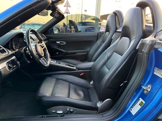 Подержанный Porsche 718 Boxster IV 718 (982), 2.0 л, 2018 в Шардже от Al Fakhamah Used Cars Синий цвет. Американская | AUTO.AE