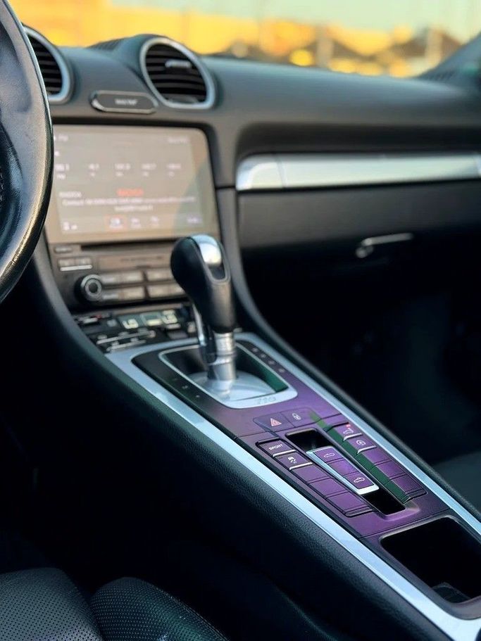 Подержанный Porsche 718 Boxster IV 718 (982), 2.0 л, 2018 в Шардже от Al Fakhamah Used Cars Синий цвет. Американская | AUTO.AE