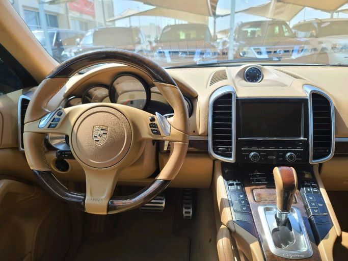 Подержанный Porsche Cayenne S II (958), 4.8 л, 2013 в Шардже от Alhamoor Used Cars Белый цвет. GCC | AUTO.AE