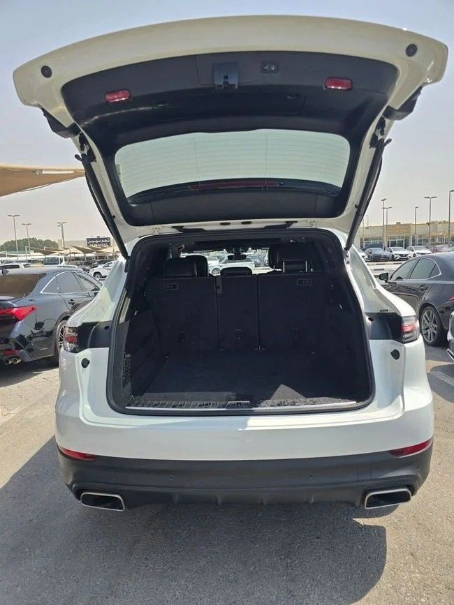 Подержанный Porsche Cayenne III, 3.0 л, 2020 в Шардже от Alnawras Cars Белый цвет. Американская | AUTO.AE