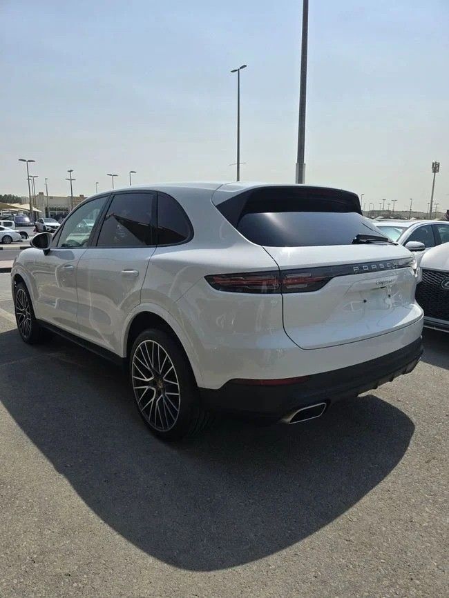 Подержанный Porsche Cayenne III, 3.0 л, 2020 в Шардже от Alnawras Cars Белый цвет. Американская | AUTO.AE