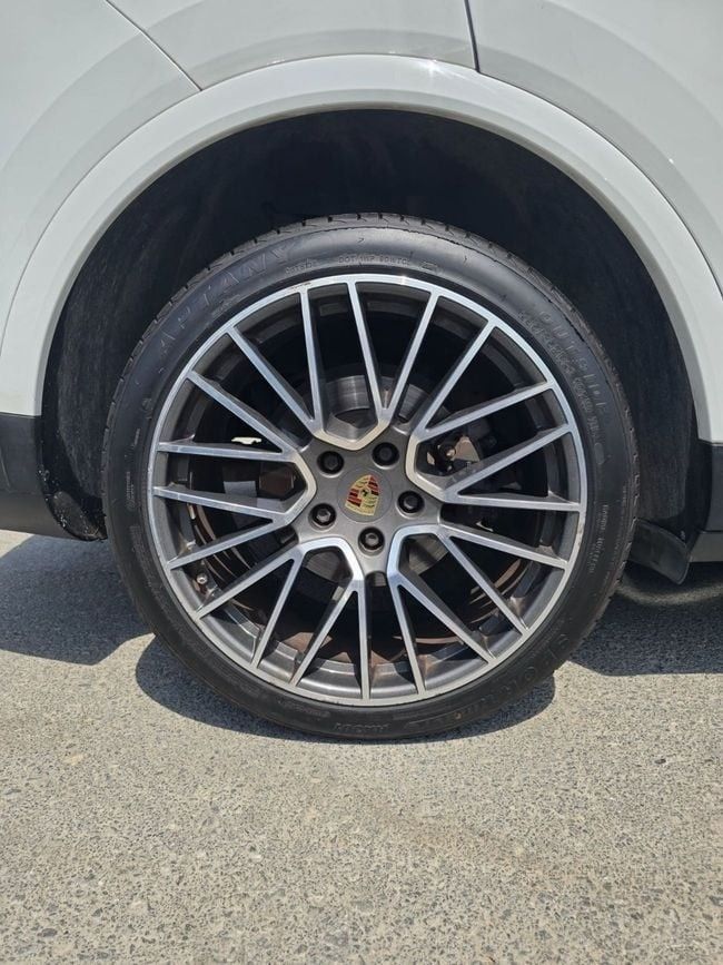 Подержанный Porsche Cayenne III, 3.0 л, 2020 в Шардже от Alnawras Cars Белый цвет. Американская | AUTO.AE