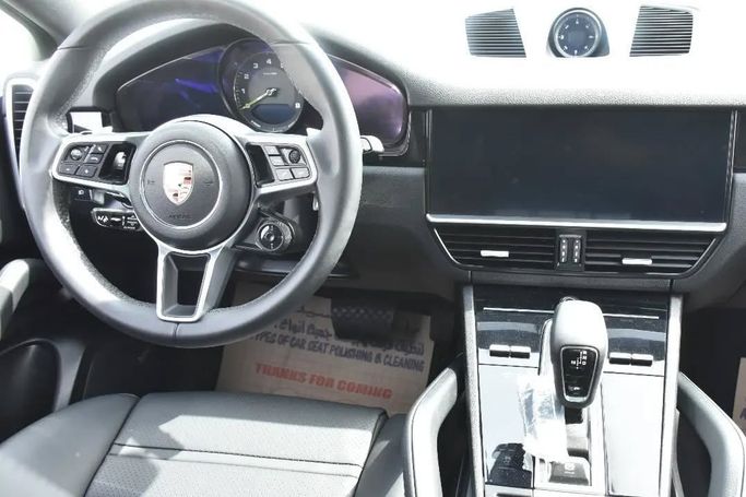 Подержанный Porsche Cayenne E-Hybrid III Рестайлинг, 3.0 л, 2023 в Шардже от Alfaris Used Cars Белый цвет. Other | AUTO.AE