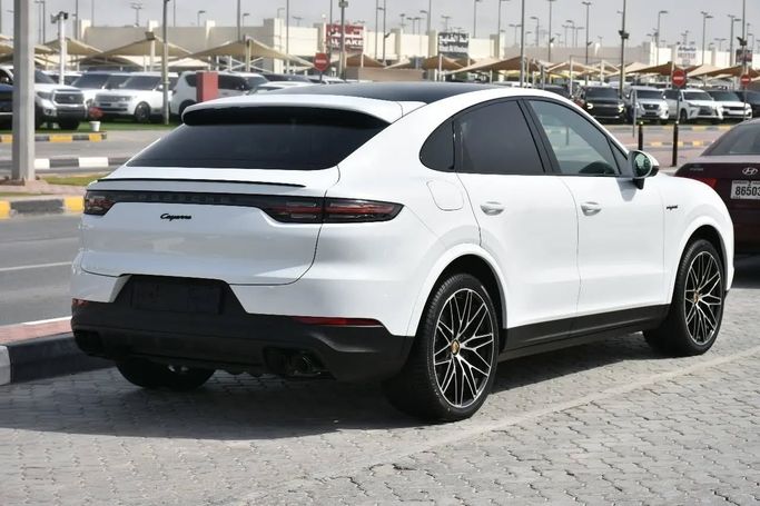 Подержанный Porsche Cayenne E-Hybrid III Рестайлинг, 3.0 л, 2023 в Шардже от Alfaris Used Cars Белый цвет. Other | AUTO.AE