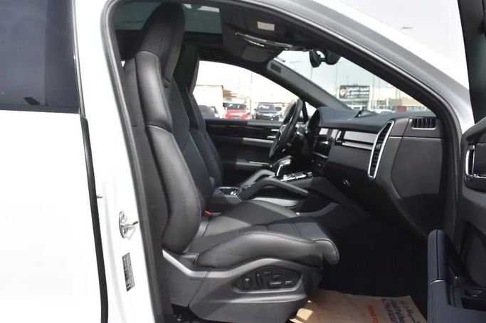 Подержанный Porsche Cayenne E-Hybrid III Рестайлинг, 3.0 л, 2023 в Шардже от Alfaris Used Cars Белый цвет. Other | AUTO.AE