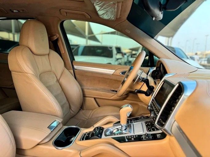 Подержанный Porsche Cayenne GTS II (958), 4.8 л, 2013 в Шардже от Hayan Alkhudari Used Cars Белый цвет. GCC | AUTO.AE