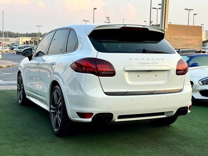 Подержанный Porsche Cayenne GTS II (958), 4.8 л, 2013 в Шардже от Hayan Alkhudari Used Cars Белый цвет. GCC | AUTO.AE