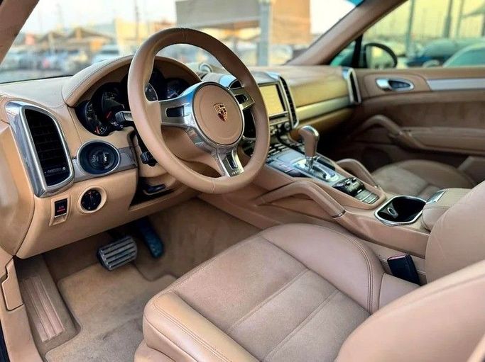 Подержанный Porsche Cayenne GTS II (958), 4.8 л, 2013 в Шардже от Hayan Alkhudari Used Cars Белый цвет. GCC | AUTO.AE