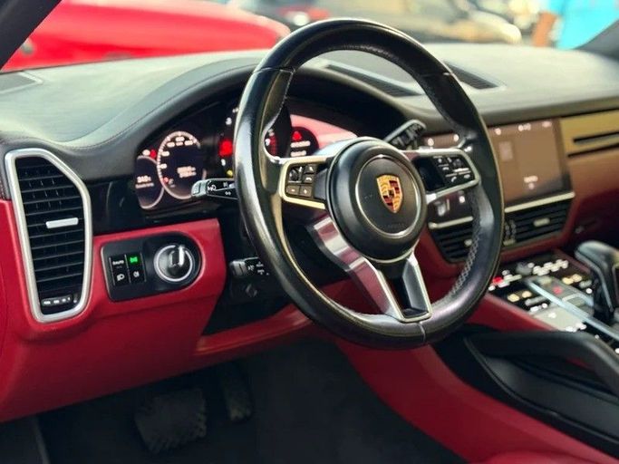 Подержанный Porsche Cayenne III, 3.0 л, 2019 в Шардже от Al Fakhamah Used Cars Черный цвет. GCC | AUTO.AE