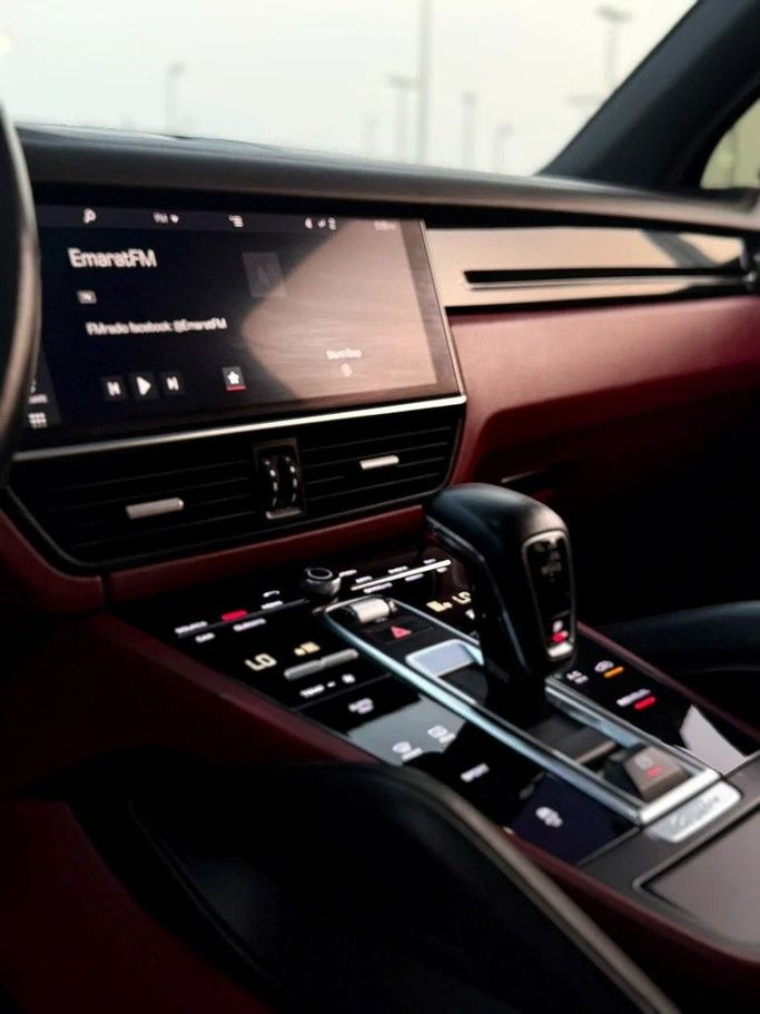 Подержанный Porsche Cayenne III, 3.0 л, 2019 в Шардже от Al Fakhamah Used Cars Черный цвет. GCC | AUTO.AE