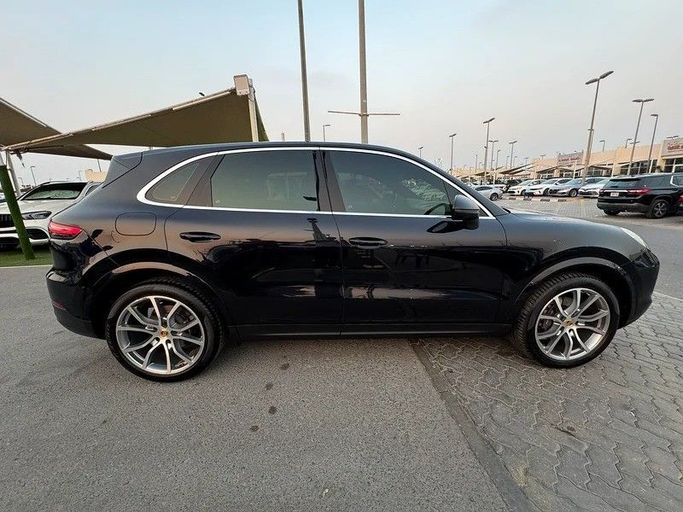 Подержанный Porsche Cayenne III, 3.0 л, 2019 в Шардже от Al Fakhamah Used Cars Черный цвет. GCC | AUTO.AE