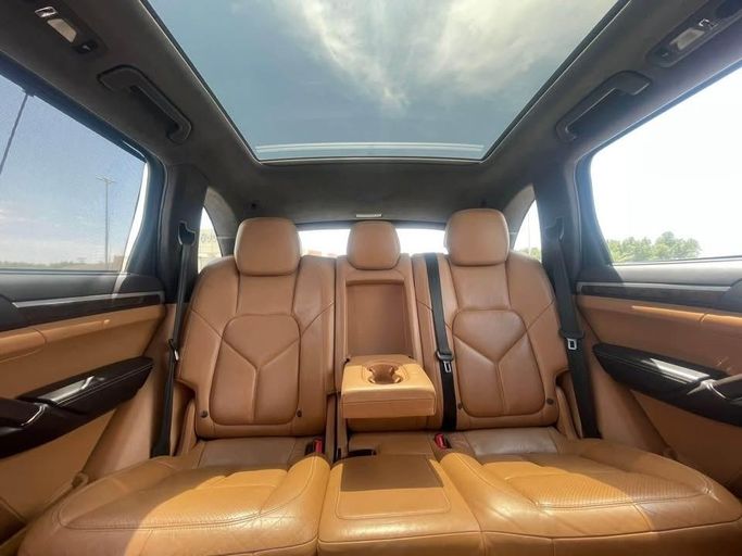 Подержанный Porsche Cayenne Turbo II (958), 4.8 л, 2013 в Шардже от Al Suraj Al Muneer Used Cars Белый цвет.  | AUTO.AE