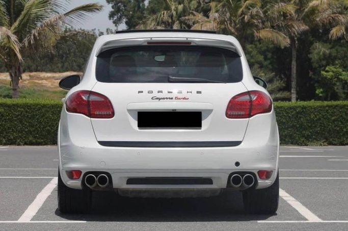 Подержанный Porsche Cayenne Turbo II (958), 4.8 л, 2013 в Шардже от Al Suraj Al Muneer Used Cars Белый цвет.  | AUTO.AE