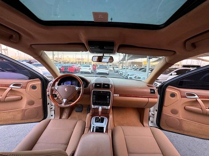 Подержанный Porsche Cayenne S I Рестайлинг (957), 4.8 л, 2009 в Шардже от Taj Al Impratoor Used Cars Белый цвет. GCC | AUTO.AE