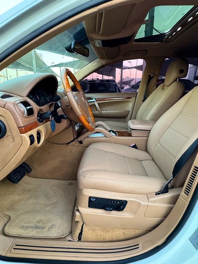 Подержанный Porsche Cayenne S I Рестайлинг (957), 4.8 л, 2009 в Шардже от Taj Al Impratoor Used Cars Белый цвет. GCC | AUTO.AE