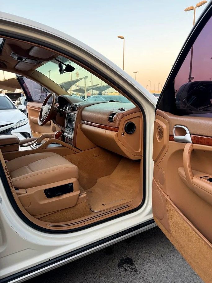 Подержанный Porsche Cayenne S I Рестайлинг (957), 4.8 л, 2009 в Шардже от Taj Al Impratoor Used Cars Белый цвет. GCC | AUTO.AE
