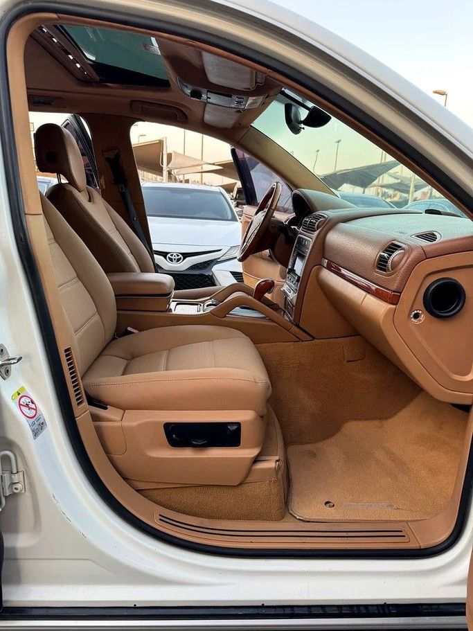 Подержанный Porsche Cayenne S I Рестайлинг (957), 4.8 л, 2009 в Шардже от Taj Al Impratoor Used Cars Белый цвет. GCC | AUTO.AE