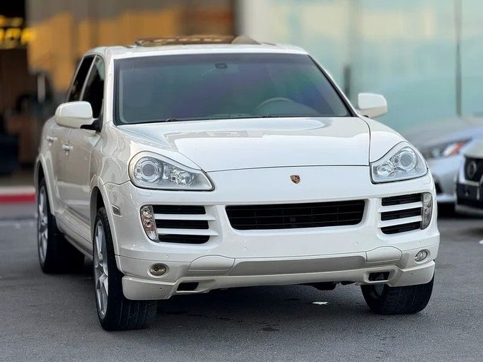Подержанный Porsche Cayenne S I Рестайлинг (957), 4.8 л, 2009 в Шардже от Taj Al Impratoor Used Cars Белый цвет. GCC | AUTO.AE