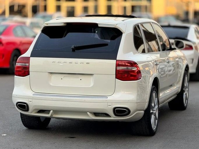 Подержанный Porsche Cayenne S I Рестайлинг (957), 4.8 л, 2009 в Шардже от Taj Al Impratoor Used Cars Белый цвет. GCC | AUTO.AE