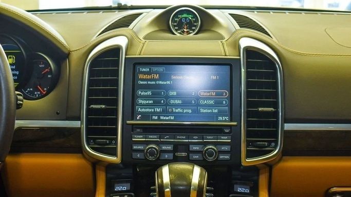 Подержанный Porsche Cayenne GTS II Рестайлинг (958), 3.6 л, 2016 в Шардже от Alsalama Motors Золотистый цвет. GCC | AUTO.AE