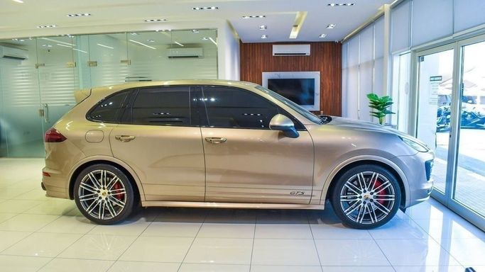 Подержанный Porsche Cayenne GTS II Рестайлинг (958), 3.6 л, 2016 в Шардже от Alsalama Motors Золотистый цвет. GCC | AUTO.AE