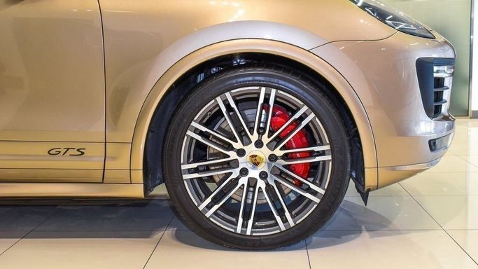 Подержанный Porsche Cayenne GTS II Рестайлинг (958), 3.6 л, 2016 в Шардже от Alsalama Motors Золотистый цвет. GCC | AUTO.AE