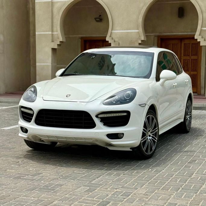 Подержанный Porsche Cayenne GTS II (958), 4.8 л, 2012 в Шардже от Sarmad Cars Белый цвет. Other | AUTO.AE
