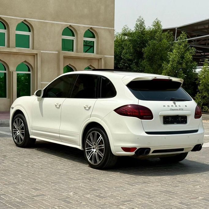 Подержанный Porsche Cayenne GTS II (958), 4.8 л, 2012 в Шардже от Sarmad Cars Белый цвет. Other | AUTO.AE