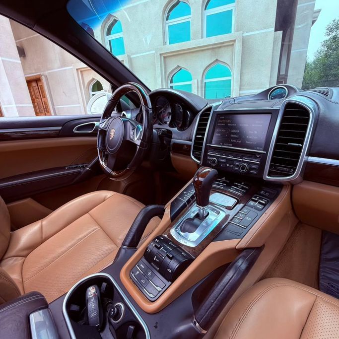 Подержанный Porsche Cayenne GTS II (958), 4.8 л, 2012 в Шардже от Sarmad Cars Белый цвет. Other | AUTO.AE