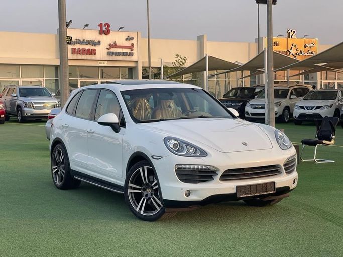 Подержанный Porsche Cayenne S II (958), 4.8 л, 2013 в Шардже от Badar Used Cars Белый цвет.  | AUTO.AE