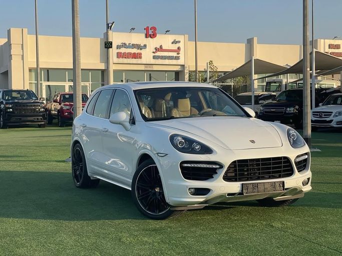 Подержанный Porsche Cayenne S II (958), 4.8 л, 2012 в Шардже от Badar Used Cars Белый цвет.  | AUTO.AE